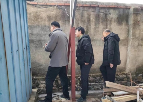 济南市莱芜区寨里镇对兴寨家园在建项目进行安全检查(图1) 济南市莱芜区寨里镇对兴寨家园在建项目进行安全检查(图1)