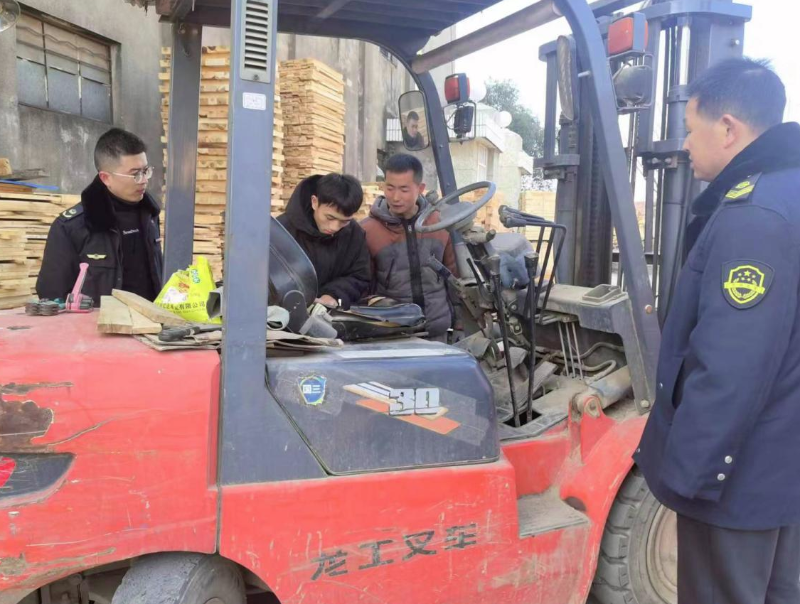 安徽省芜湖市湾沚区市场监管局紧绷特种设备“安全弦”(图1) 安徽省芜湖市湾沚区市场监管局紧绷特种设备“安全弦”(图1)