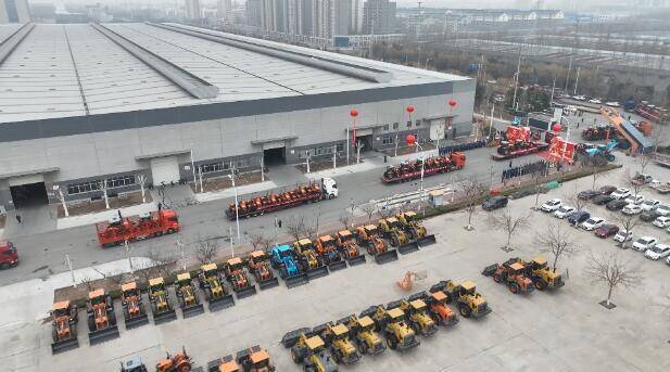 潍坊昌乐:500多台套机械设备发往全国各地 全力冲刺“开门红”(图2) 潍坊昌乐:500多台套机械设备发往全国各地 全力冲刺“开门红”(图2)