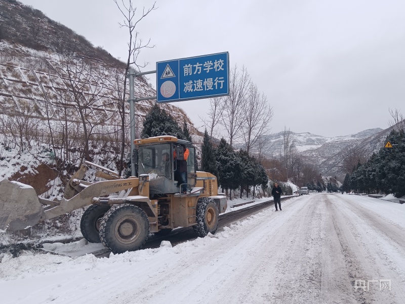 河南:高速公路、国省干道除雪保通 应对新年首轮低温雨雪天气(图1) 河南:高速公路、国省干道除雪保通 应对新年首轮低温雨雪天气(图1)
