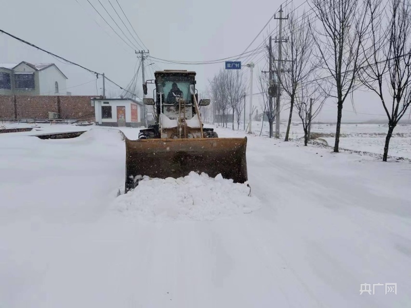 河南:高速公路、国省干道除雪保通 应对新年首轮低温雨雪天气(图2) 河南:高速公路、国省干道除雪保通 应对新年首轮低温雨雪天气(图2)