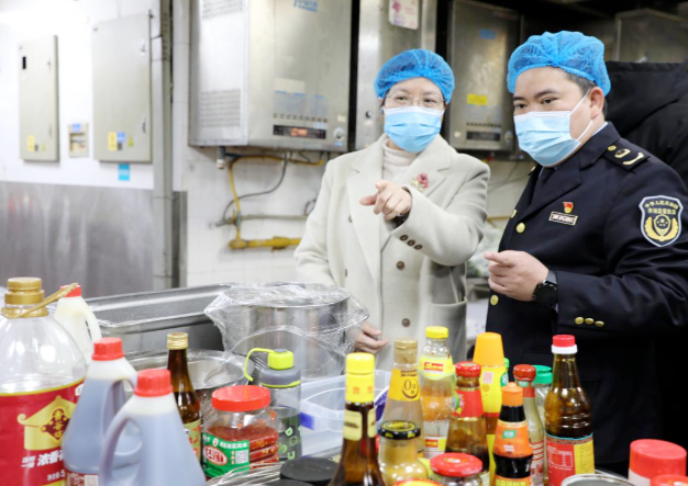 广西钦州市市场监管局全力保障全市“两会”期间食品和特种设备安全(图1) 广西钦州市市场监管局全力保障全市“两会”期间食品和特种设备安全(图1)