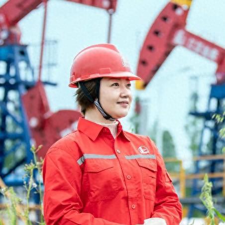 劳模风采·2015年全国五一劳动奖章|艾晓慧:从三尺讲台到采油树下从“门外汉”到技术状元(图1) 劳模风采·2015年全国五一劳动奖章|艾晓慧:从三尺讲台到采油树下从“门外汉”到技术状元(图1)