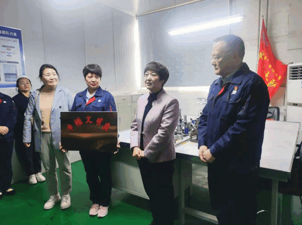 轴研所精密轴承成检班组荣获洛阳市“巾帼文明岗”荣誉称号(图1) 轴研所精密轴承成检班组荣获洛阳市“巾帼文明岗”荣誉称号(图1)