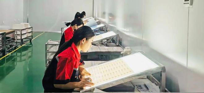 坚守品质、以高端精品破局羽林玻璃冲破低价内卷丨酒类包材中国行④(图3) 坚守品质、以高端精品破局羽林玻璃冲破低价内卷丨酒类包材中国行④(图3)