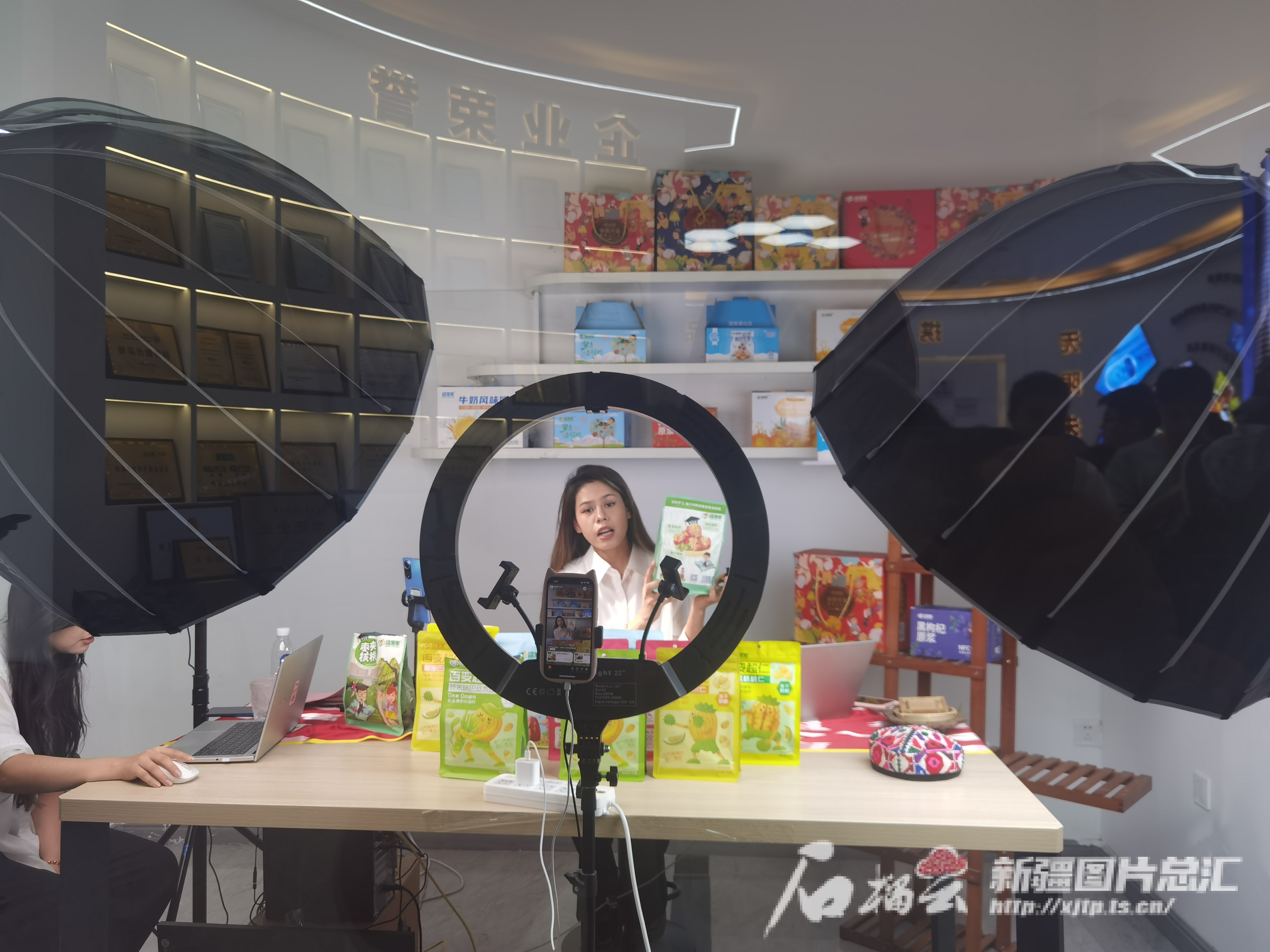 高质量发展中国行·新疆篇丨新疆“口袋食品”的双向奔赴(图3) 高质量发展中国行·新疆篇丨新疆“口袋食品”的双向奔赴(图3)