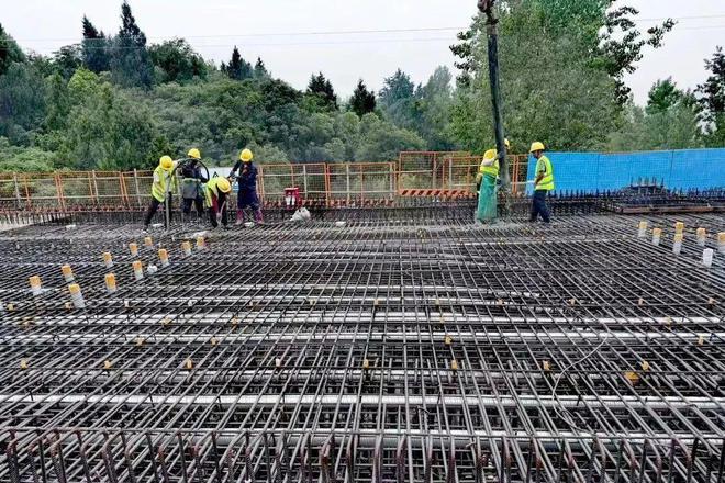 成达万铁路项目跨乐至318国道大桥连续梁顺利合龙(图2) 成达万铁路项目跨乐至318国道大桥连续梁顺利合龙(图2)