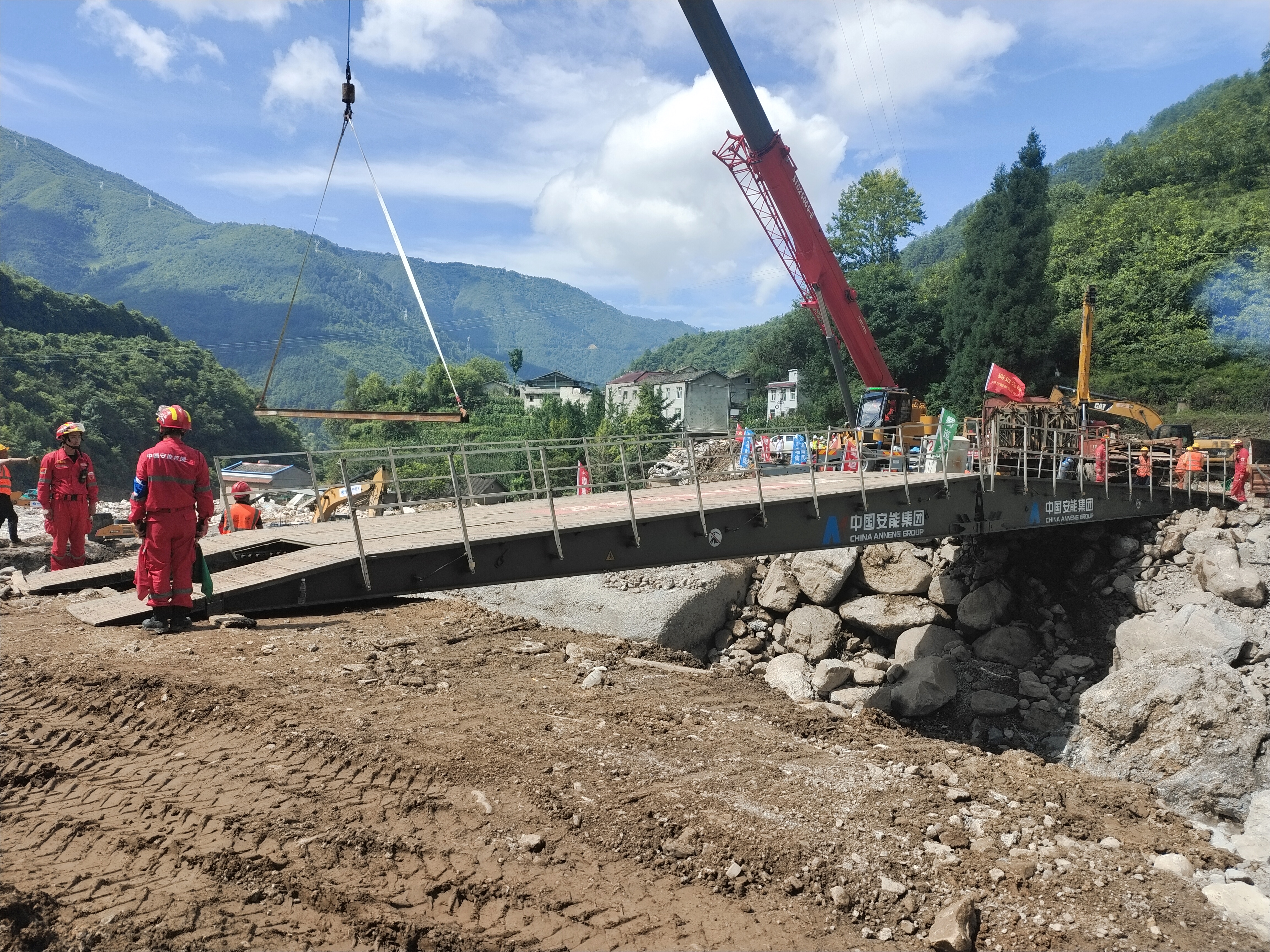 直击雅安山洪救援 中国安能启用机械化桥抢通关键道路(图1) 直击雅安山洪救援 中国安能启用机械化桥抢通关键道路(图1)