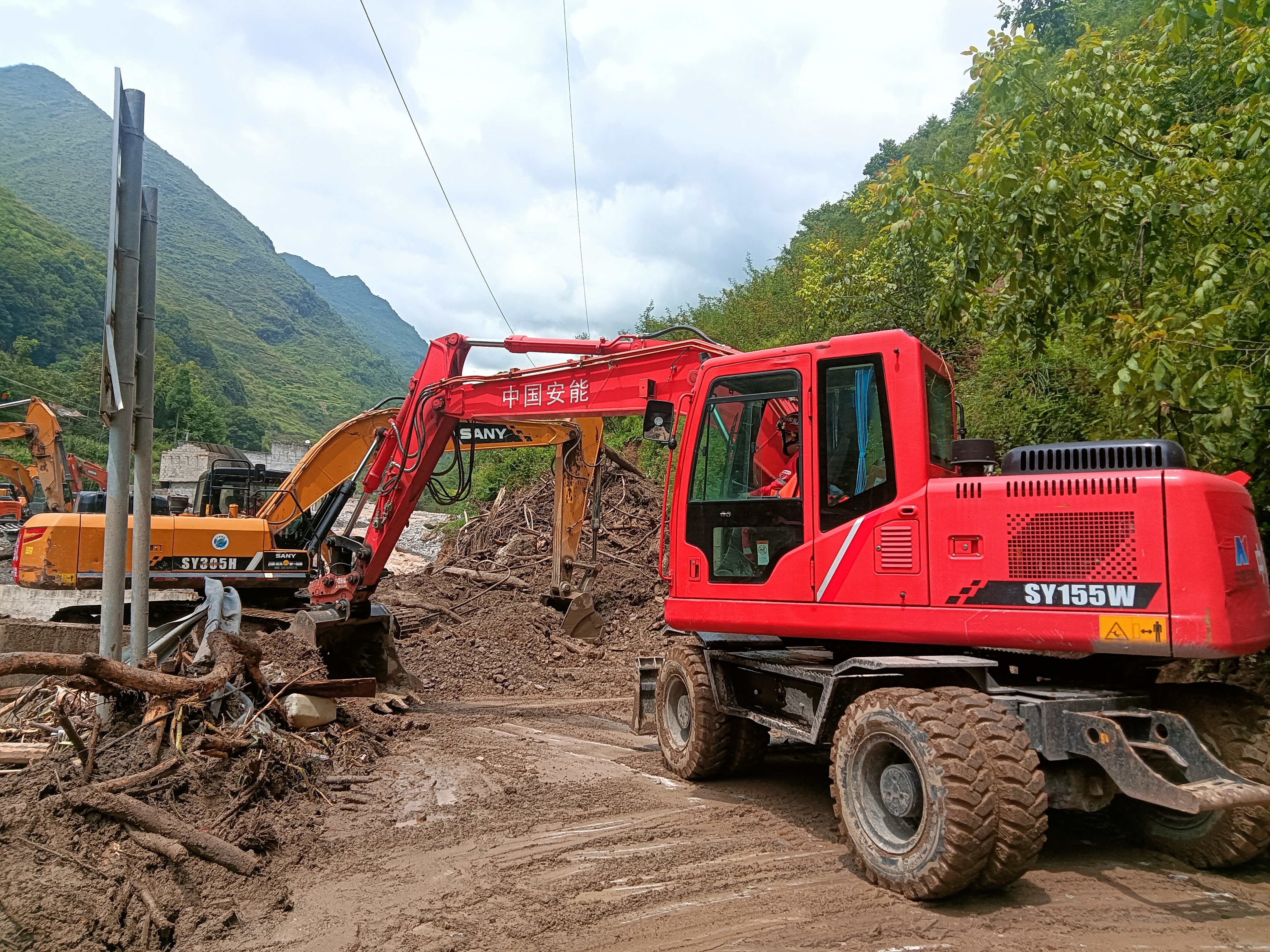 直击雅安山洪救援 中国安能启用机械化桥抢通关键道路(图2) 直击雅安山洪救援 中国安能启用机械化桥抢通关键道路(图2)
