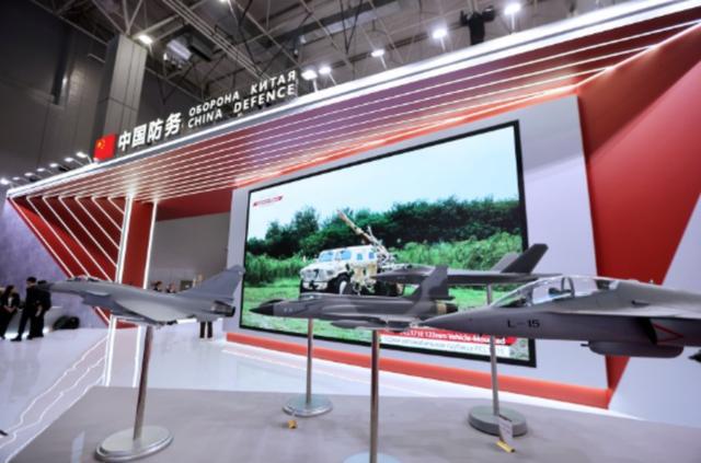 乌军实战用上中国版机器狗中方代表亮相莫斯科一人引全场关注(图3) 乌军实战用上中国版机器狗中方代表亮相莫斯科一人引全场关注(图3)
