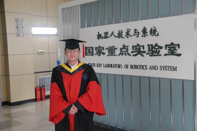 哈工大毕业生游玮:让中国制造业实现“机器人自由”(图2) 哈工大毕业生游玮:让中国制造业实现“机器人自由”(图2)