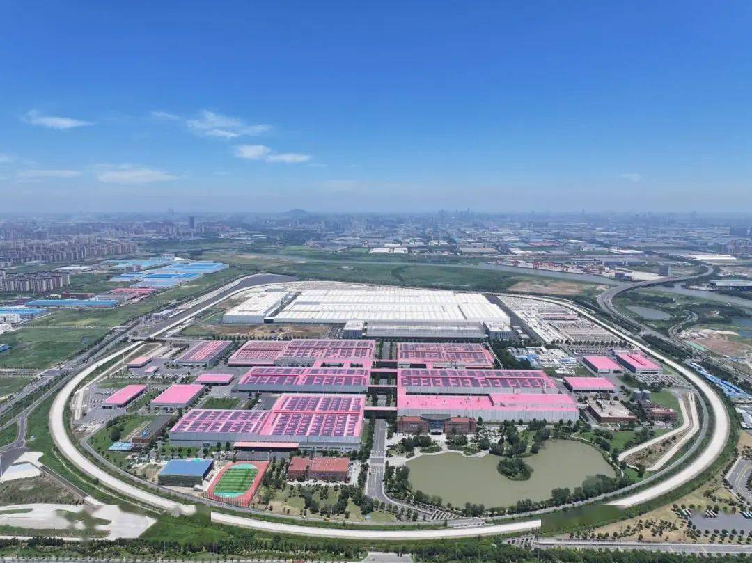 江汽集团尊界超级工厂首次亮相:装备近 1500 台智能机器人(图1) 江汽集团尊界超级工厂首次亮相:装备近 1500 台智能机器人(图1)
