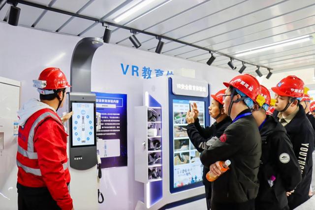 2024年建筑业安全生产管理经验交流会工程观摩活动在海南中心项目成功举办(图1) 2024年建筑业安全生产管理经验交流会工程观摩活动在海南中心项目成功举办(图1)