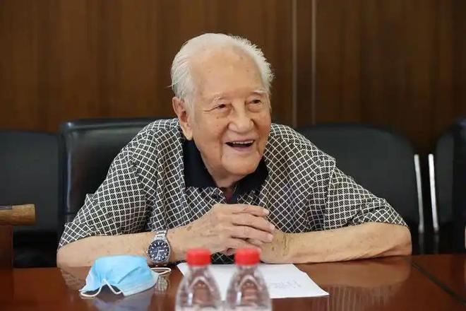 消失30年父亲至死未见94岁母亲看杂志痛哭:原来我儿是民族脊梁(图8) 消失30年父亲至死未见94岁母亲看杂志痛哭:原来我儿是民族脊梁(图8)