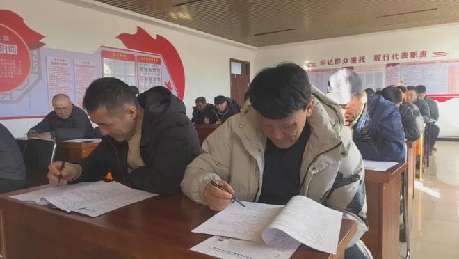铁布肯乌散乡举行大型工程机械驾驶员理论考试(图1)