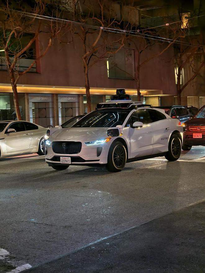在美国体验无人出租车鼻祖Waymo:是个聪明家伙但问题多多(图1) 在美国体验无人出租车鼻祖Waymo:是个聪明家伙但问题多多(图1)