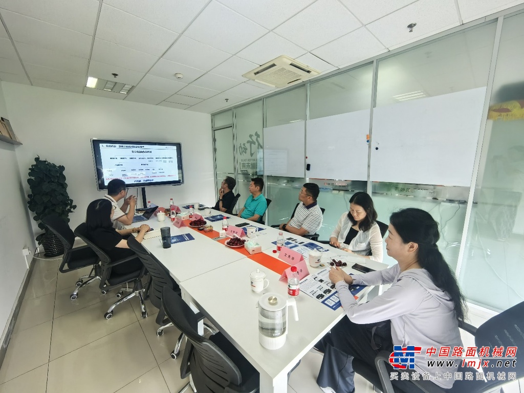 河南省新乡市红旗区人大副主任、工商联主席李炜一行到访中国路面机械网(图2) 河南省新乡市红旗区人大副主任、工商联主席李炜一行到访中国路面机械网(图2)