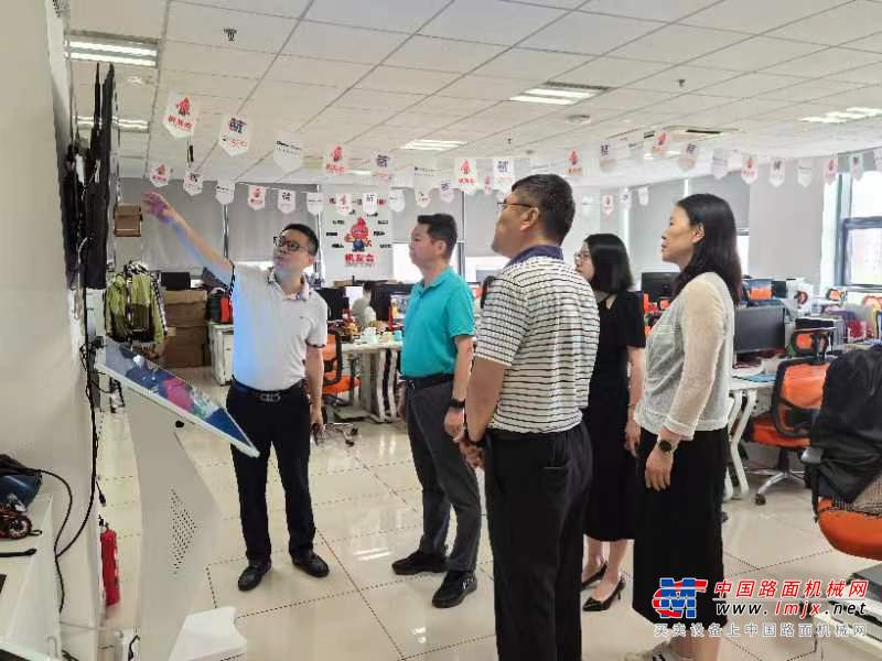 河南省新乡市红旗区人大副主任、工商联主席李炜一行到访中国路面机械网(图3) 河南省新乡市红旗区人大副主任、工商联主席李炜一行到访中国路面机械网(图3)