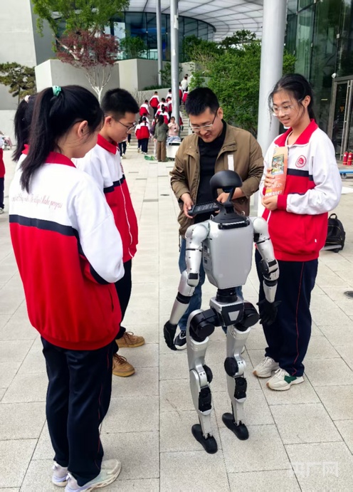 2025怀柔科学城“共享未来”系列科普活动之“拥抱智能时代”举办 零距离触摸未来图景(图1)