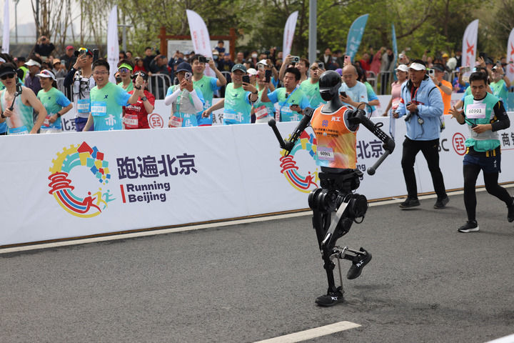 人形机器人加速进化(图1) 人形机器人加速进化(图1)